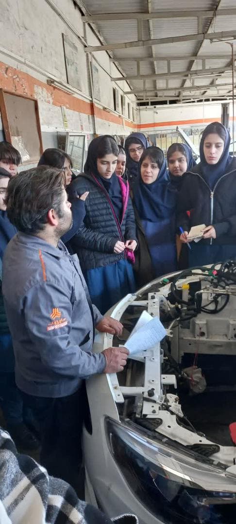 بازدید دانش آموزان پایه نهم از نمایندگی سایپا