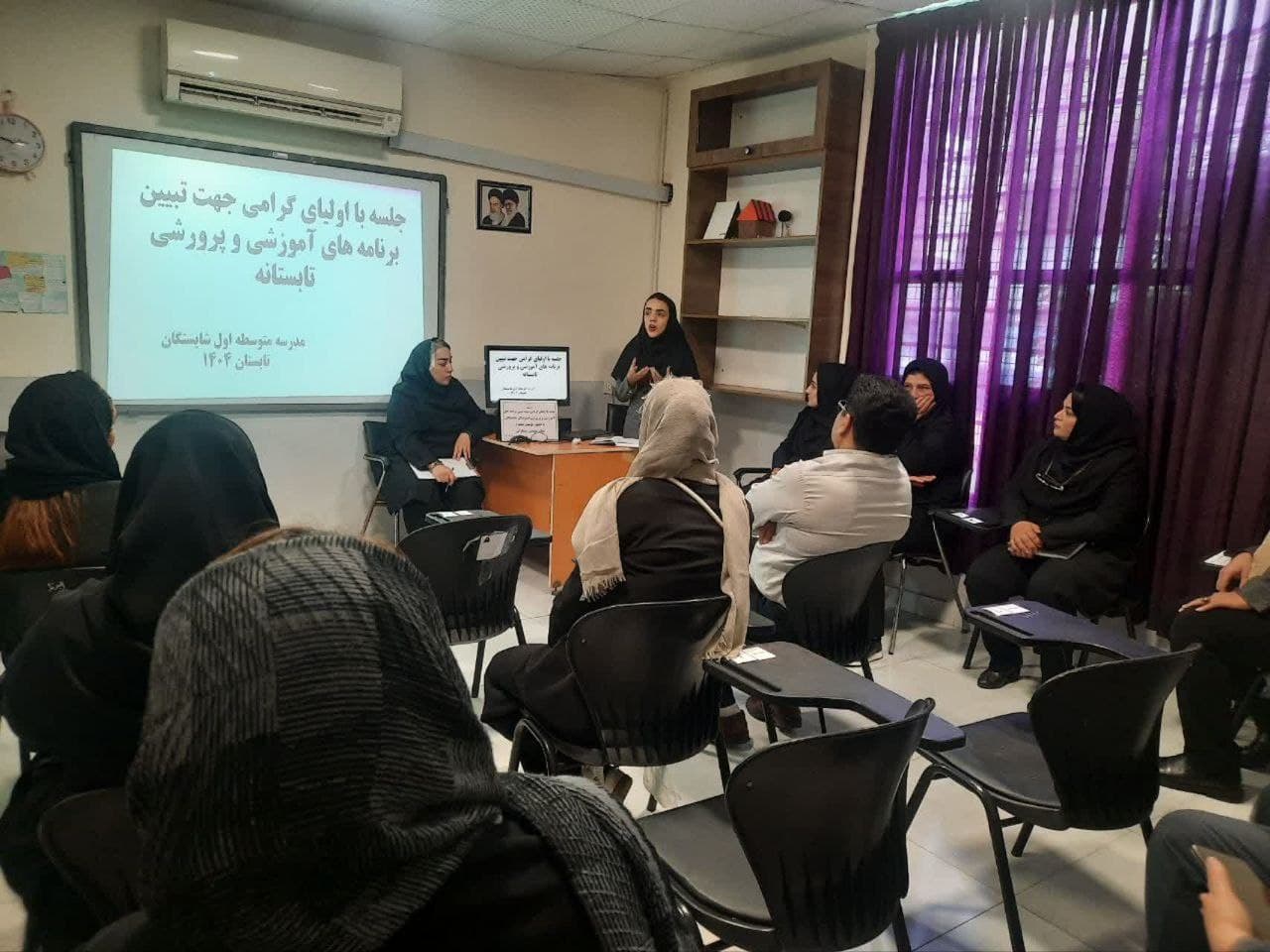 جلسات معارفه دبیران با خانواده و تشریح برنامه های آموزشی و مهارتی