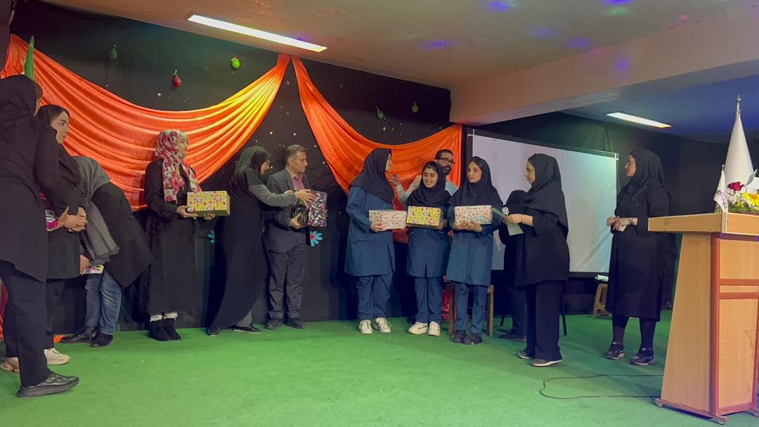 اهدا جوایز به دانش آموزان ممتاز آموزشی و پرورشی