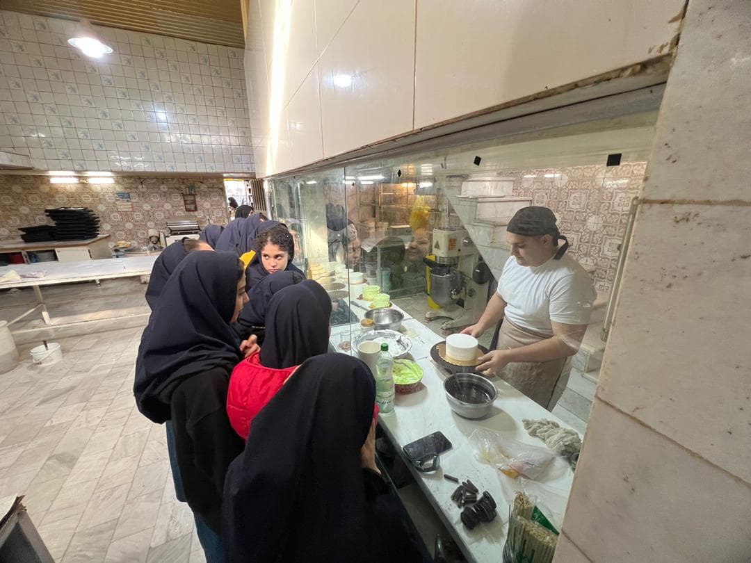 بازدید دانش آموزان پایه هفتم از قنادی ساحل