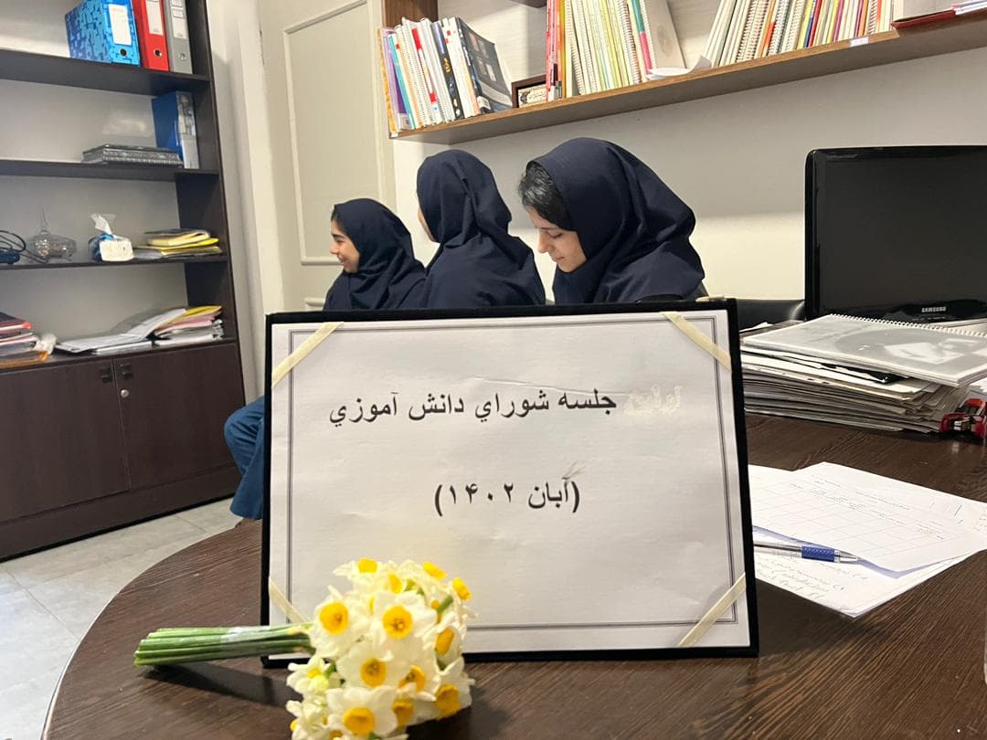 برگزاری جلسه شورای دانش آموزی در دفتر دبیرستان
