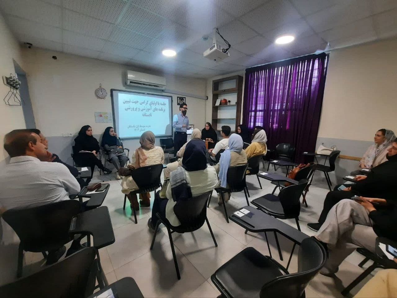 جلسات منظم موسس محترم مدرسه با خانواده ها جهت تببین و تشریح مسائل آموزشی و پرورشی مدرسه