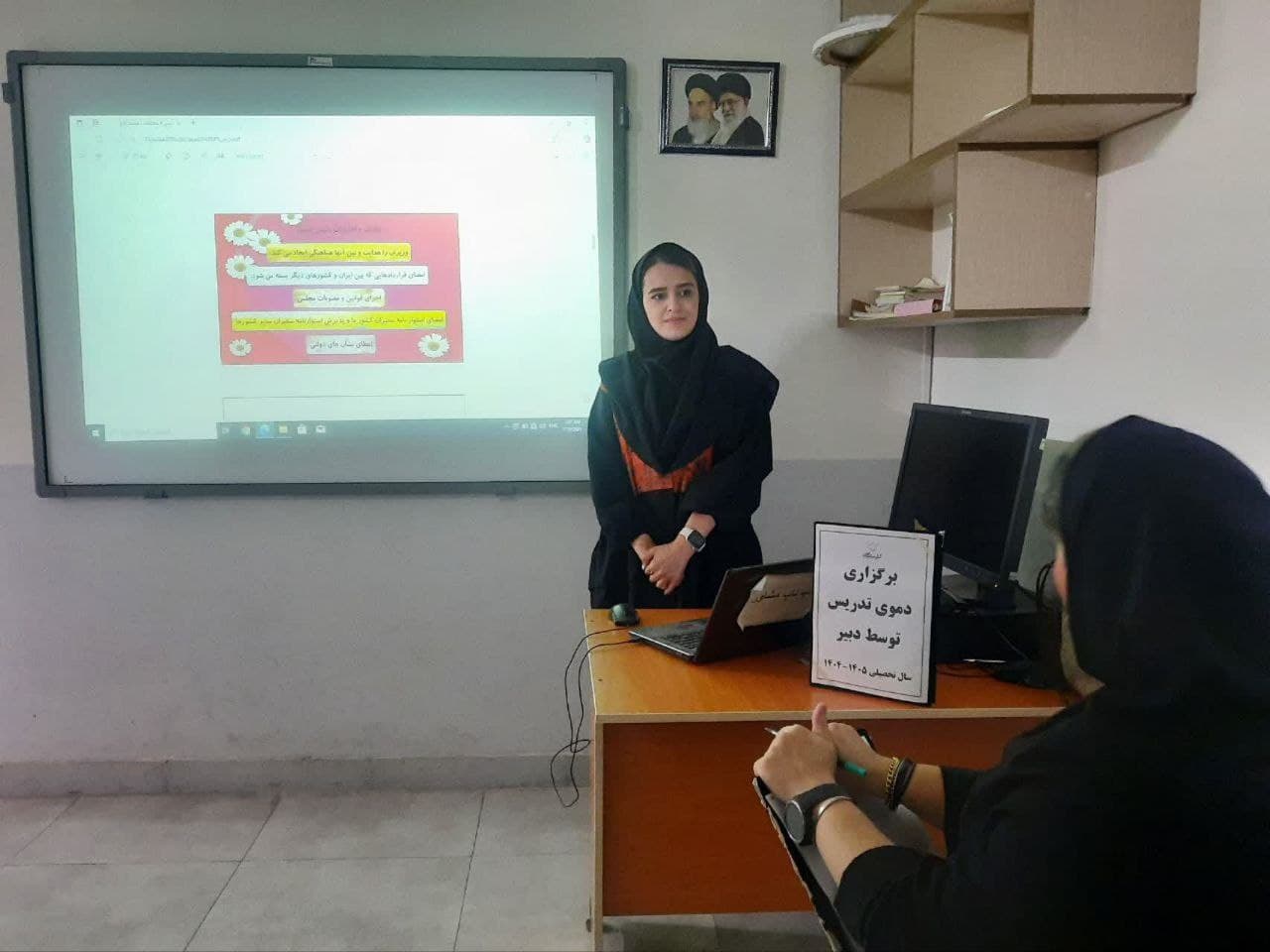 جلسات آموزشی دبیران با موضوع دموی تدریس جهت جذب دبیران جدید و جلسات توانمند سازی دبیران و تولید محتوا ی آموزشی